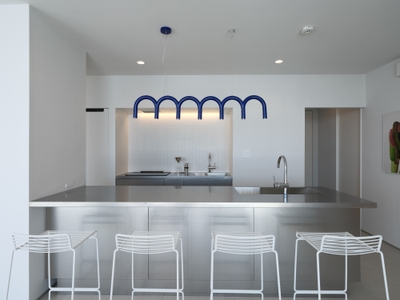 まるでバーカウンターのようなスタイリッシュなキッチン