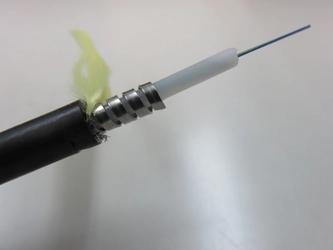 車の踏みつけ・動物の噛み付き被害から断線を防ぐ 「ロバスト光ケーブル」を小峰無線電機WEB展示会で展示