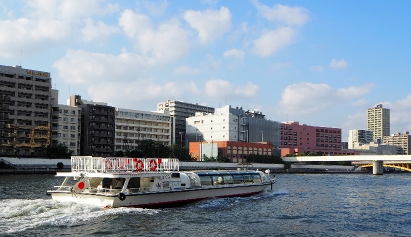 隅田川を上流へと進む水上バス(蔵前橋を望む)