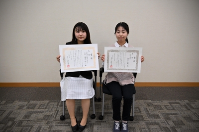 大賞を受賞した深田さん（左）と木全さん