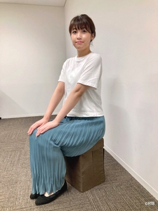 HTB防災ウイーク　防災リュックになる玄関チェアに座る室岡里美アナ(C)HTB