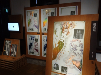 特殊印刷ポスターの制作過程と完成品を展示。色校正や紙違いでのテスト、版、制作中の動画などが見られる。