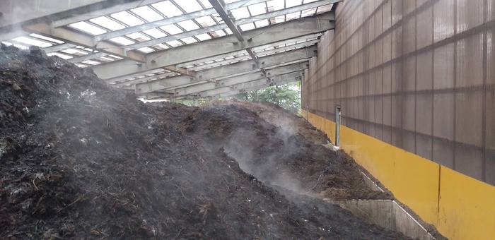粉砕した枝葉を発酵を促す堆肥生産の工程