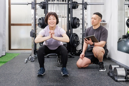 府中のパーソナルジム健想「チャリティスクワット」で’’子ども食堂なな’’に寄付