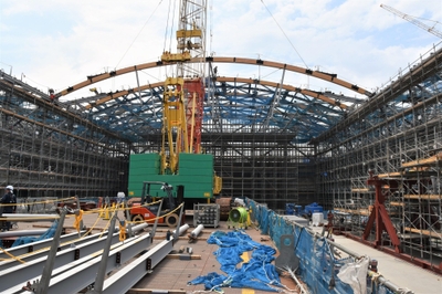 大屋根を支える梁は計14本（アーチ状12本）設置