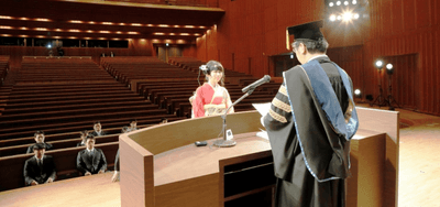 昨年度の様子（卒業生総代がウェアラブルカメラを装着し、自分が受け取っているように感じられる映像を配信）