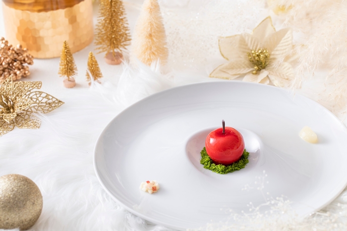 ファーストディッシュ / 林檎:口どけのよいフォアグラムースの塩味とフランボワーズナパージュの甘味と林檎の酸味の程よいバランスが拘りの一皿。ムースにスペキュロスというミックススパイスを入れ、香りのアクセントに。