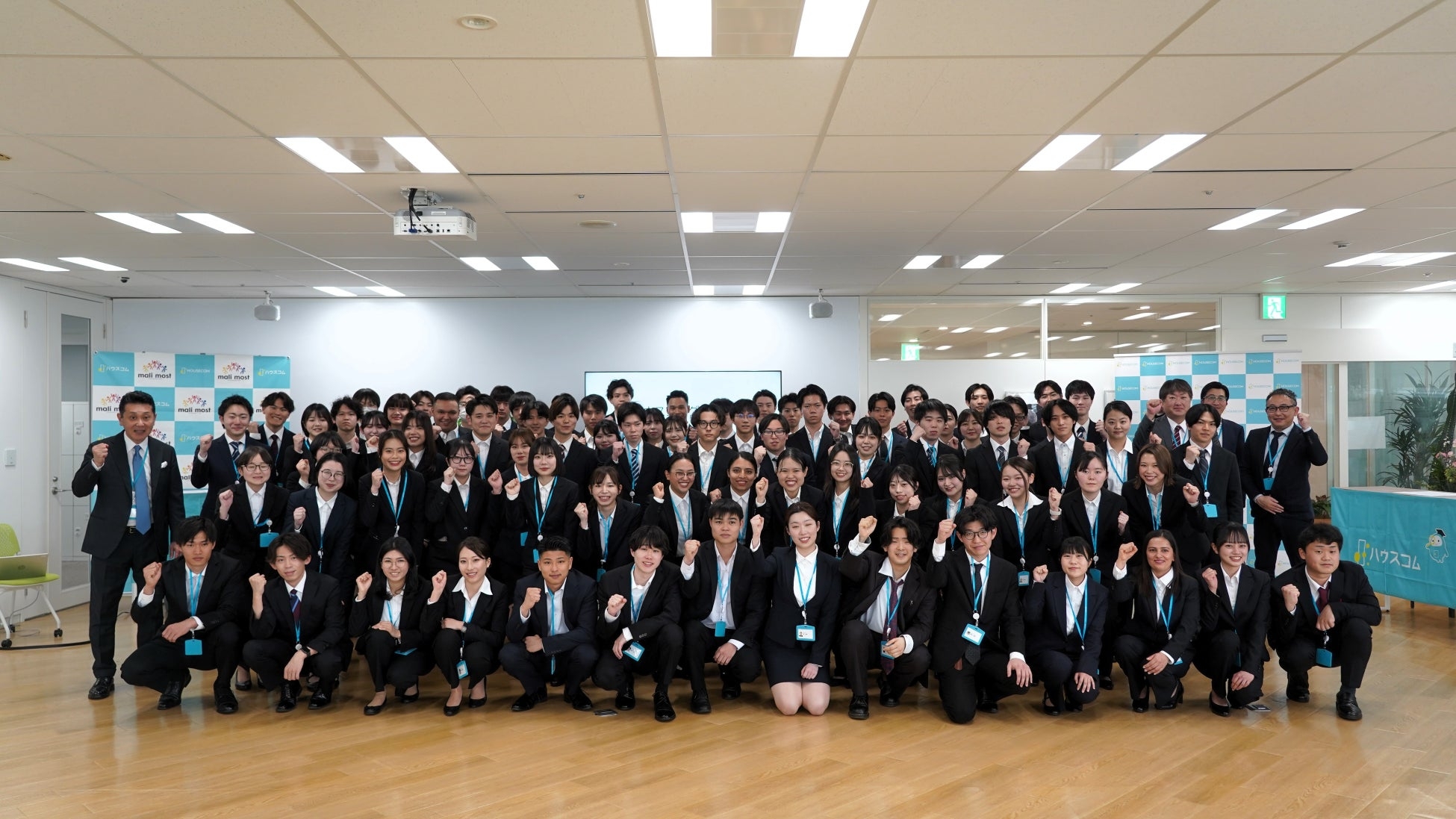 (ハウスコム本社で行われた入社式の様子)