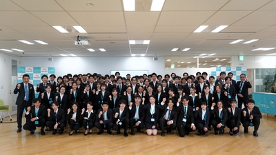 (ハウスコム本社で行われた入社式の様子)