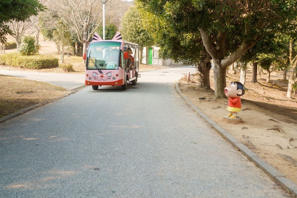 通園バスに乗って「クレヨンしんちゃん」の世界へレッツゴー