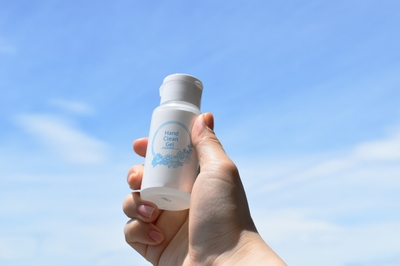 ミニサイズ（内容量：55ml／販売価格：￥550）は、持ち運びに便利な手のひらサイズ。