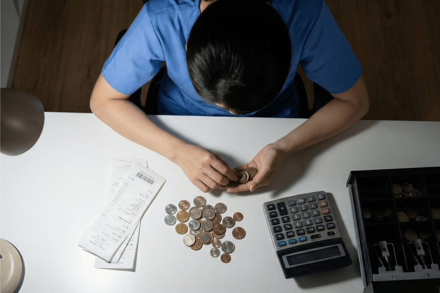 会計ミスが増えるのはスタッフさんのせい？人手不足の医療現場で見直したいレジ締め業務 