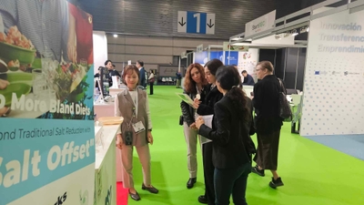 ブースにて技術および商品紹介を行う様子