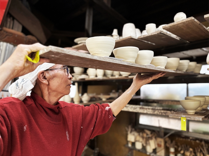 皿板に乗せて作品を運ぶ様子