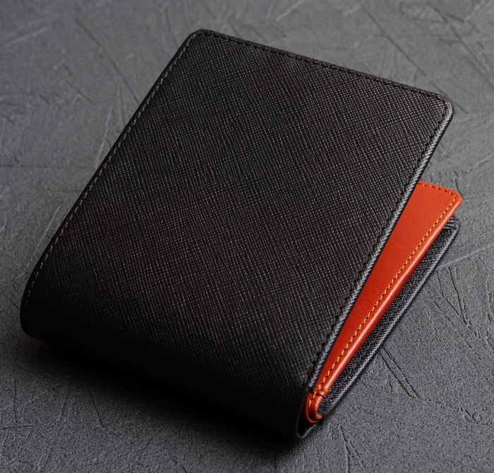 特徴(1)-1：外側(サフィアーノレザー)