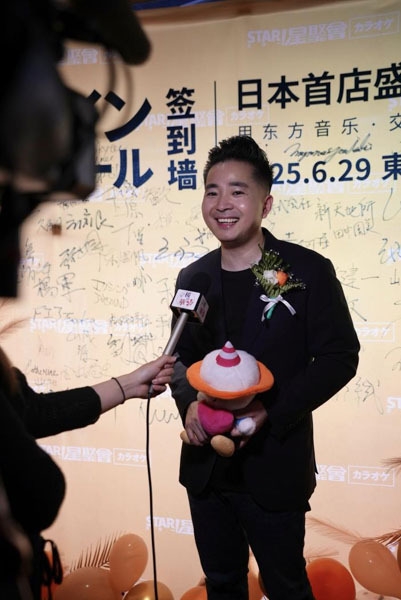 スターカラオケ渋谷店のテープカットに参加した主なメンバー：スターカラオケ創業者・翁培民氏、印力集団董事長・丁力業氏、全聯不動産聯合会会長・王永平氏、贏商股イ分総裁・周艶斌氏、龍柏基金董事長・蒋躍敏氏、本誌編集長・蒋豊、日本中華總商会常務理事／ACEHIGH創業者兼CEO・佐々木健一氏