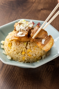 肉盛り焼飯(小) 390円、(並) 690円