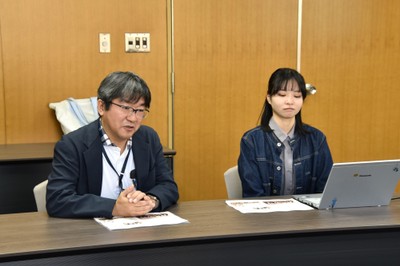 渡邉さんを紹介する寺本教授