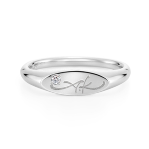 イニシャル＆ダイヤモンド（誕生石）を添えて、節目の記念に。（商品価格＋税込23,650）