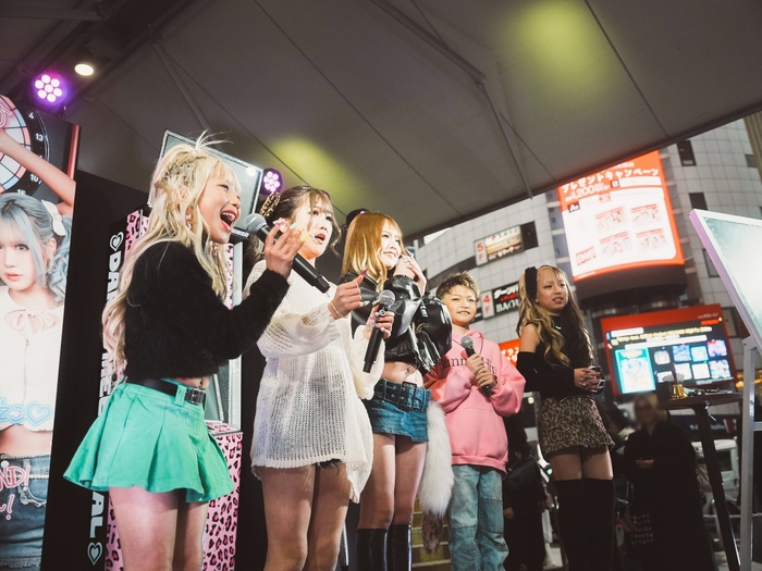 パフォーマンスを披露するKOGYARU(2)