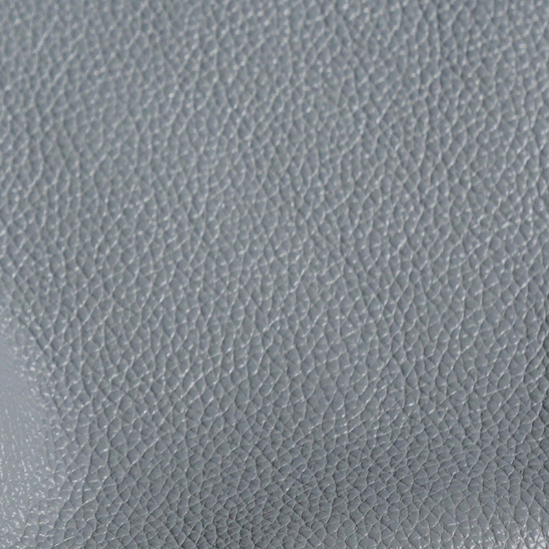 〈ドーンブルー〉 グレーにブルーを足したような、モダンなカラー。白みを帯びたニュアンスカラーは「CMH」だからこそ実現した絶妙なカラーです。