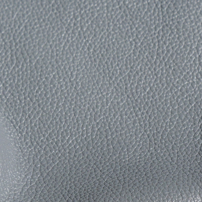 〈ドーンブルー〉 グレーにブルーを足したような、モダンなカラー。白みを帯びたニュアンスカラーは「CMH」だからこそ実現した絶妙なカラーです。