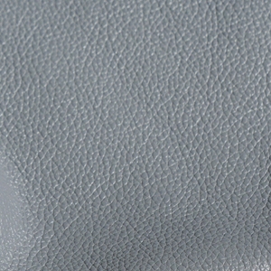 〈ドーンブルー〉 グレーにブルーを足したような、モダンなカラー。白みを帯びたニュアンスカラーは「CMH」だからこそ実現した絶妙なカラーです。