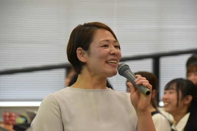 講義に臨む谷本特任教授