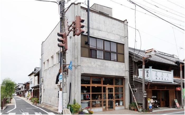 鉄筋コンクリート建築をそのまま生かし、かつての面影を残す形でリノベーション