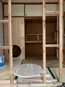 奥:押し入れを活用した本棚と居場所 手前:子供サイズのちゃぶ台