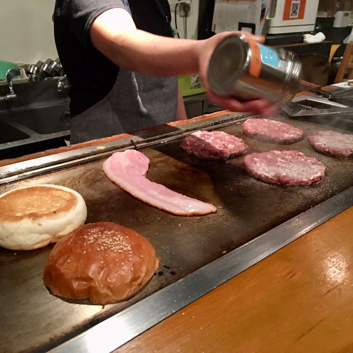 臨場感溢れる鉄板席