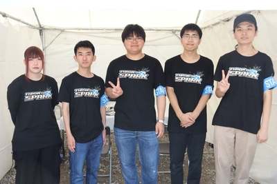 ボランティアで参加した理大eスポーツ研究会の（左から）生物科学科3年の北村友菜さん、情報理工学科3年の藤田祥輝さん、生物科学科4年の三上裕也さん、情報理工学科3年の岩本礼偉さん、情報理工学科1年の三崎智広さん