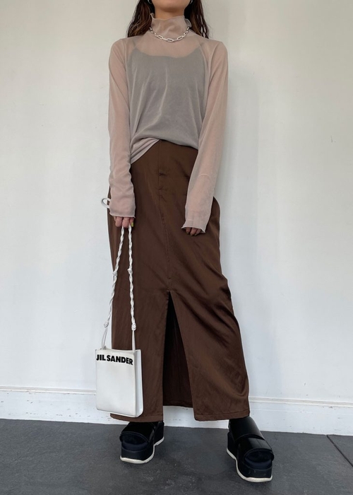ENTOのシアーメロートップス×サテンブラウンスカートで秋を意識