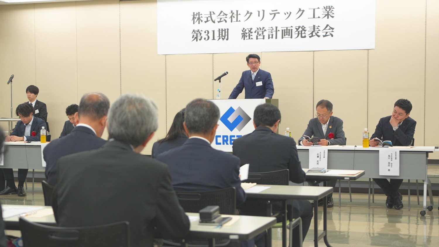 登壇する代表・若林。ご来賓のみなさまにご臨席賜り、厳かに行われた