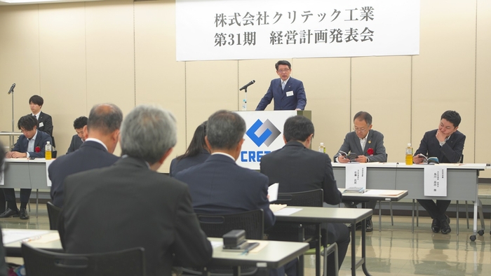 登壇する代表・若林。ご来賓のみなさまにご臨席賜り、厳かに行われた