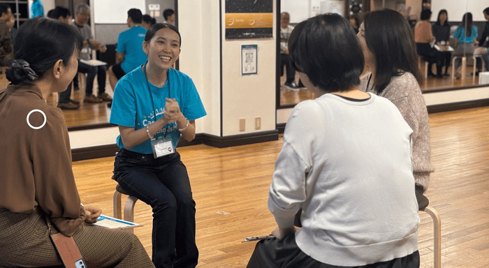 フィリピン人教師と参加者の皆さんでフリートークをする様子①