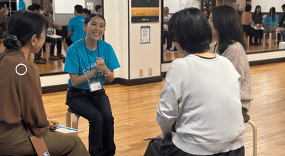 フィリピン人教師と参加者の皆さんでフリートークをする様子①