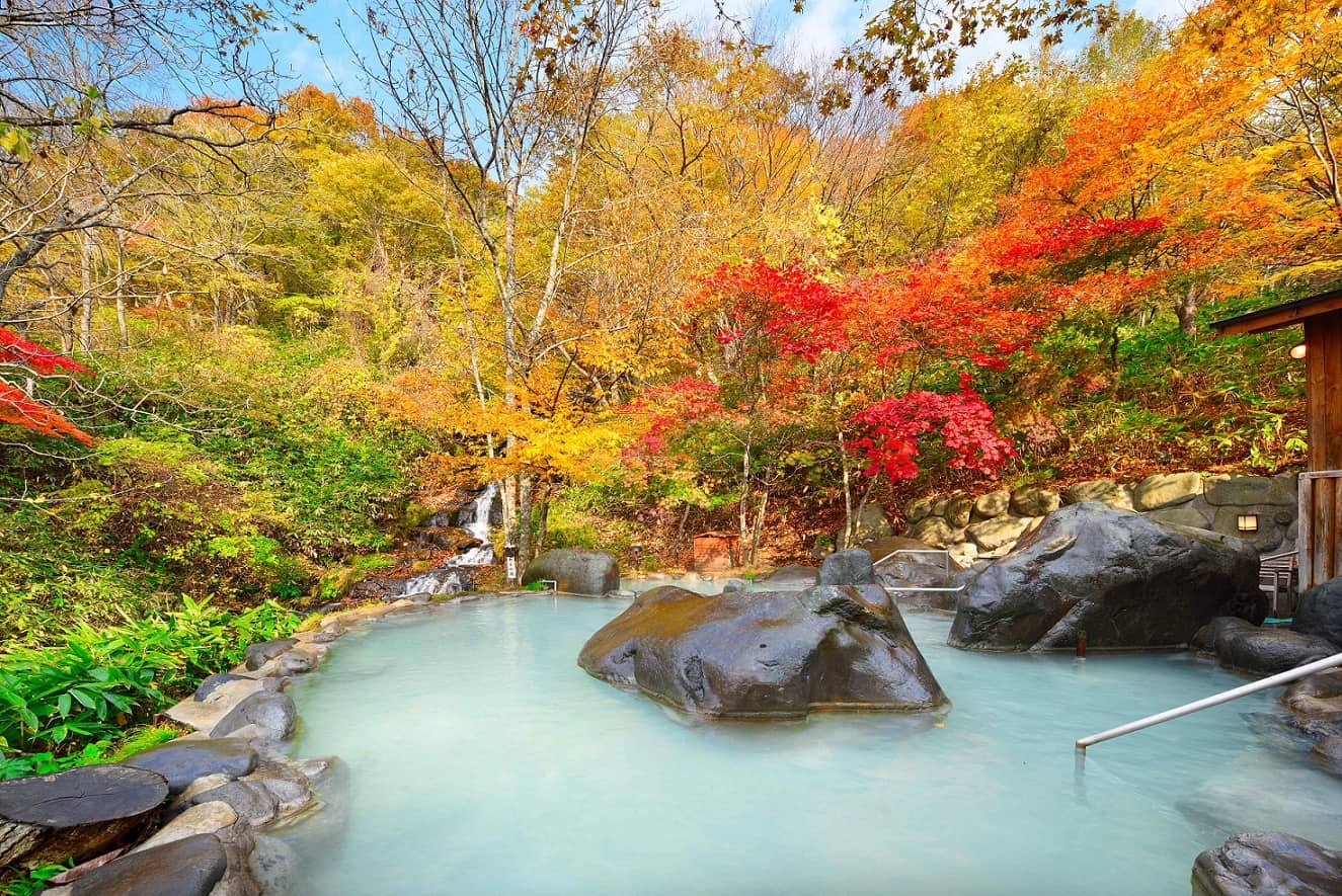 【奥入瀬渓流ホテル】「秋の贅沢紅葉露天」新登場！～紅葉に囲まれた朝の露天風呂を貸し切る～｜期間：2021年10月15日〜11月7日