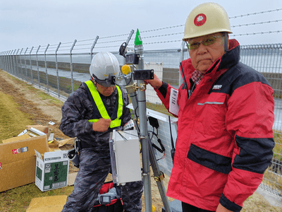 バードソニックを設置する辻特担教授（右）