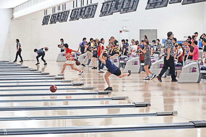 投球練習2:緊張感がありながらも選手同士で会話をしてリラックスする姿も