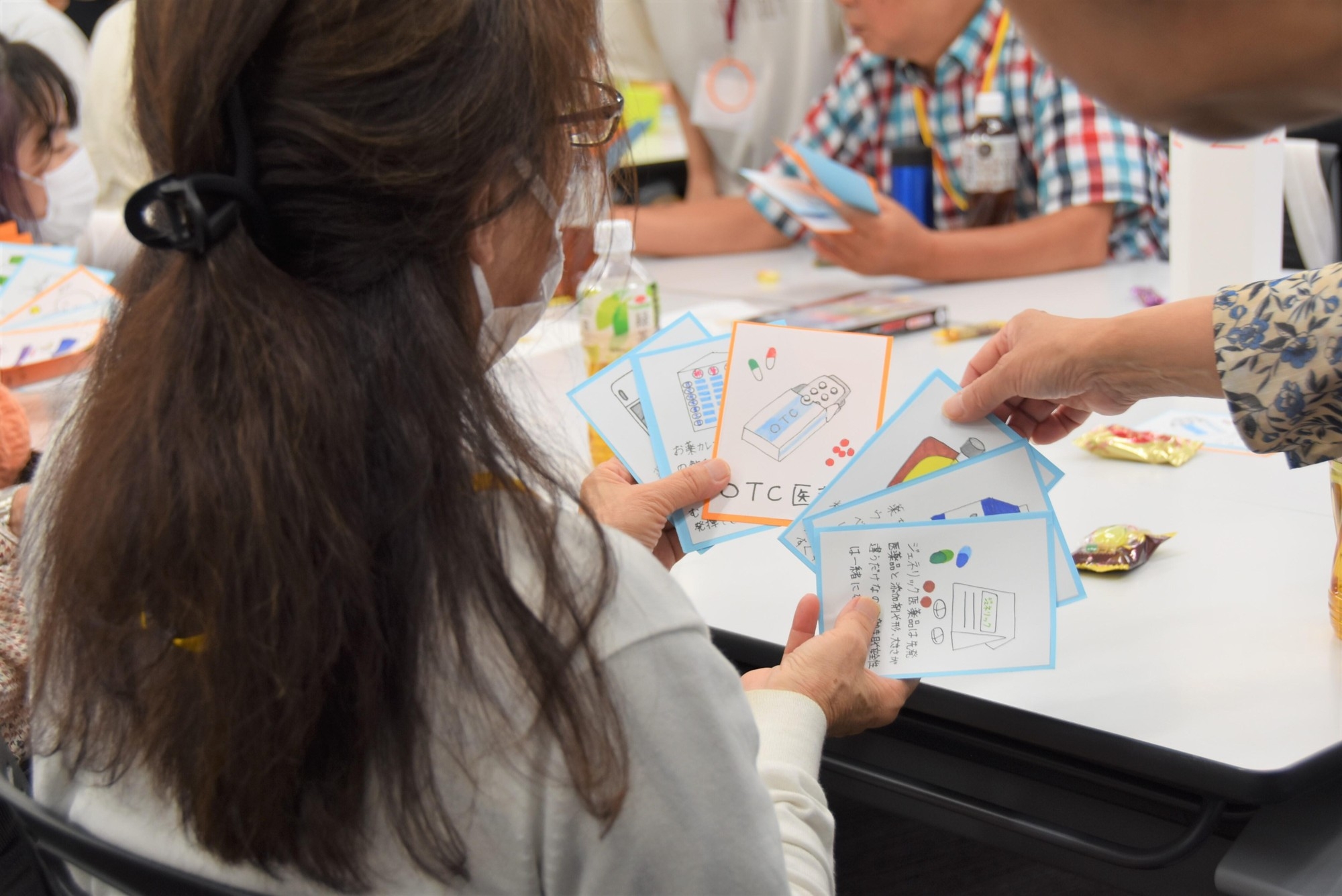 ○×クイズの答えと解説のカードを使ってババ抜き