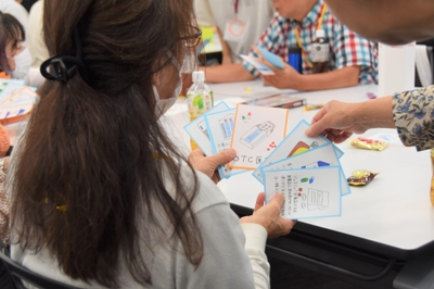 ○×クイズの答えと解説のカードを使ってババ抜き