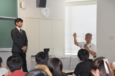 小田さんを紹介する梅田教授