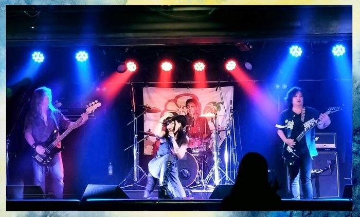 見る者を神速で揺さぶるステージ