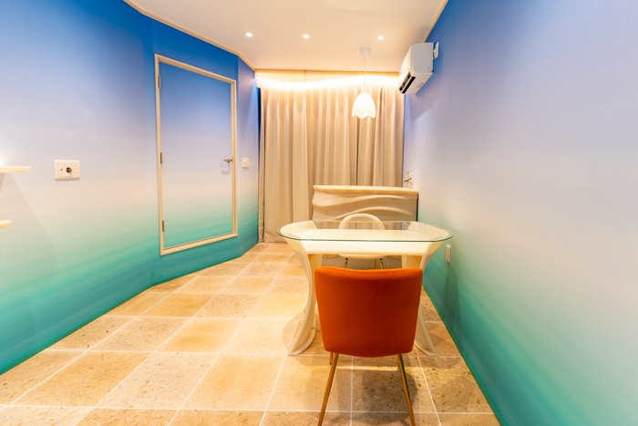 植物、バイオマス由来の生分解樹脂を用いて3Dプリンターで印刷して作成した机などの家具