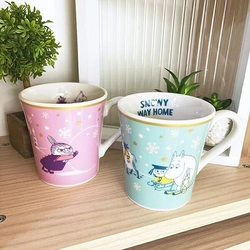ムーミンたちのなにげないワンシーンデザインにほっこり。ムーミンたちの冬のワンシーンが描かれたSNOWY WAY HOMEシリーズのマグカップです。