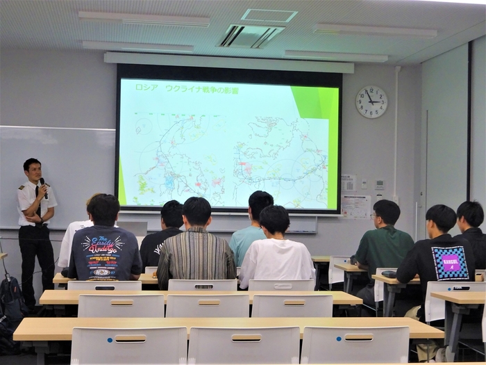 真剣に聞き入る参加者