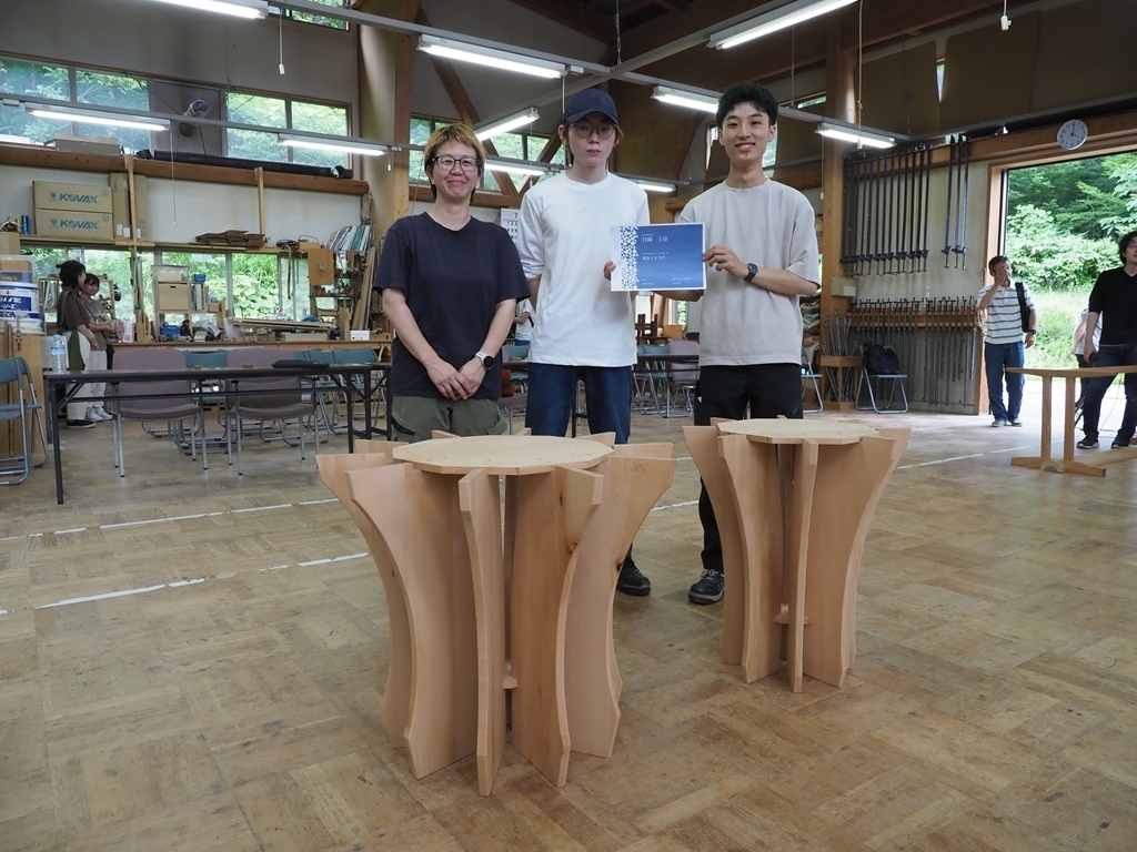 小木の良さを活かした脚