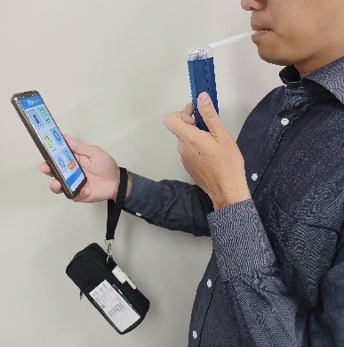 手首にかけられるストラップ付きで、アルコール測定がスムーズに!