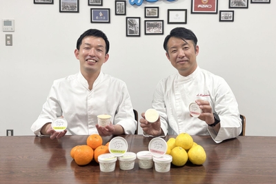 ながさきジェラート開発担当：尾﨑雄平（左）／飲食営業部 部長：西村壮平（右）